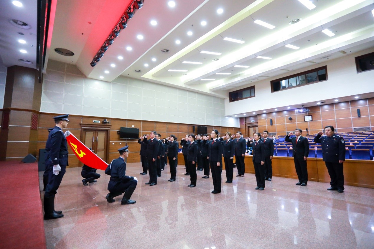 党旗法徽相辉映 门头沟法院司法为民在行动