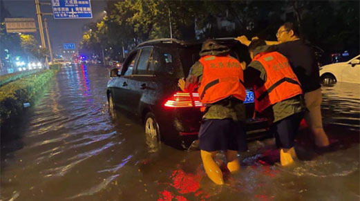 万幸！8月16日夜狂风暴雨中，北京这10辆...
