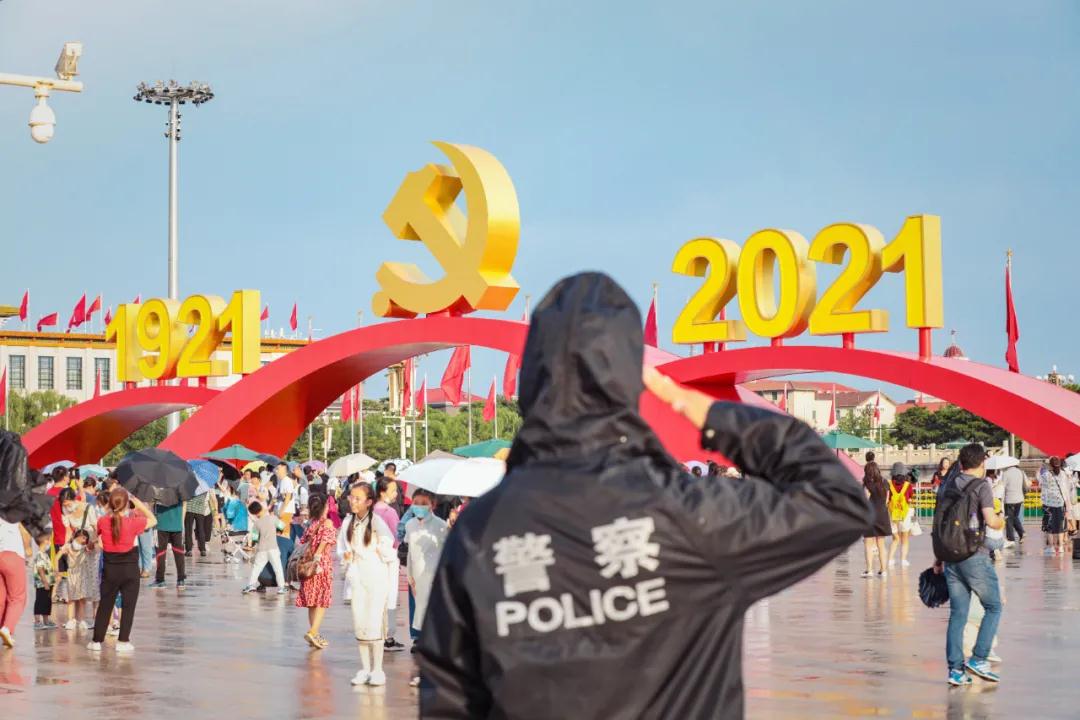 狂风暴雨！北京警察“雨”你同行