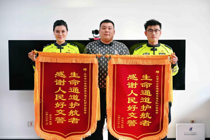 北京交警为重病新生儿开辟生命通道 </p>家长寻找8个月后面谢两名交警铁骑