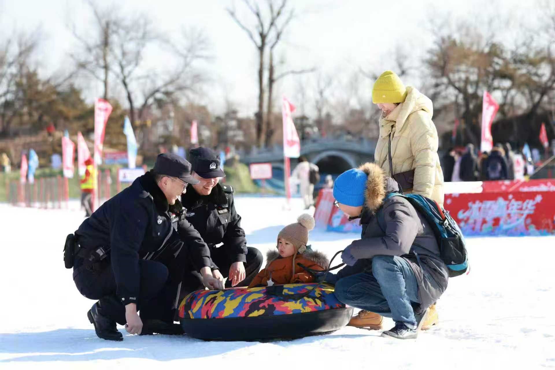 北京警方因地制宜显性用警 全力护航欢乐冰雪季