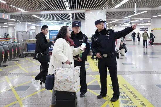 法治日报｜提升见警率净化站区治安环境 北京公交警方全力筑牢春运安全屏障