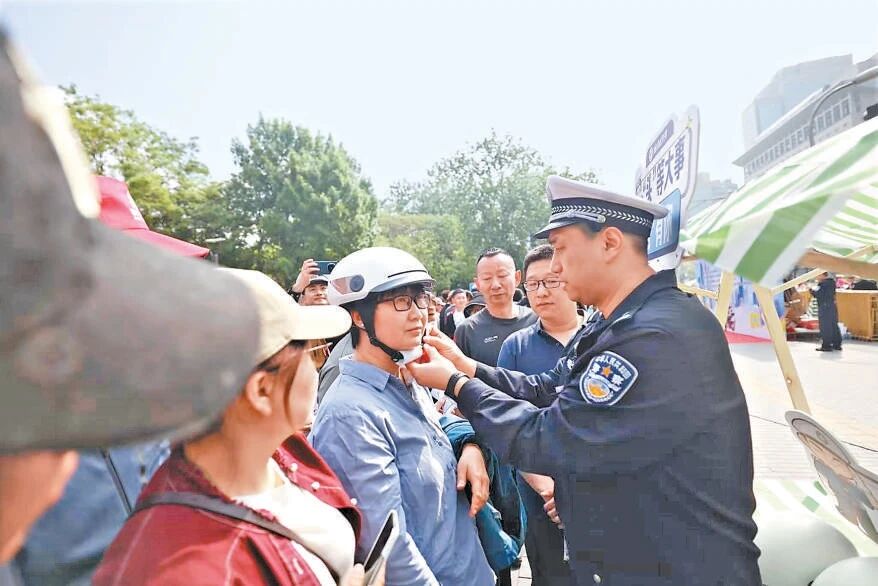 北京日报｜全市开展骑乘电动自行车佩戴安全头盔集中宣传，交警提醒——别用安全帽替代骑行乘车头盔