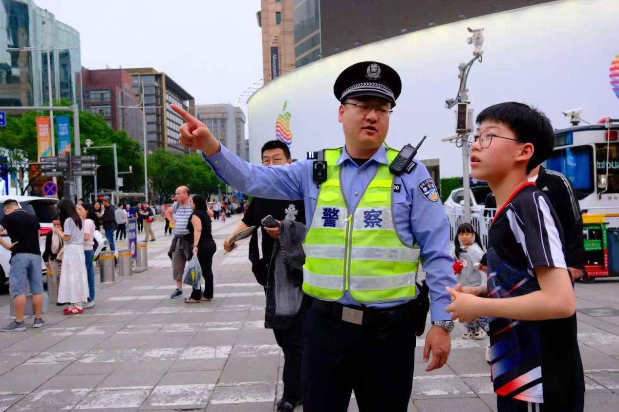 北京东城警方实行立体化工作模式 以藏蓝身影守护城市烟火气