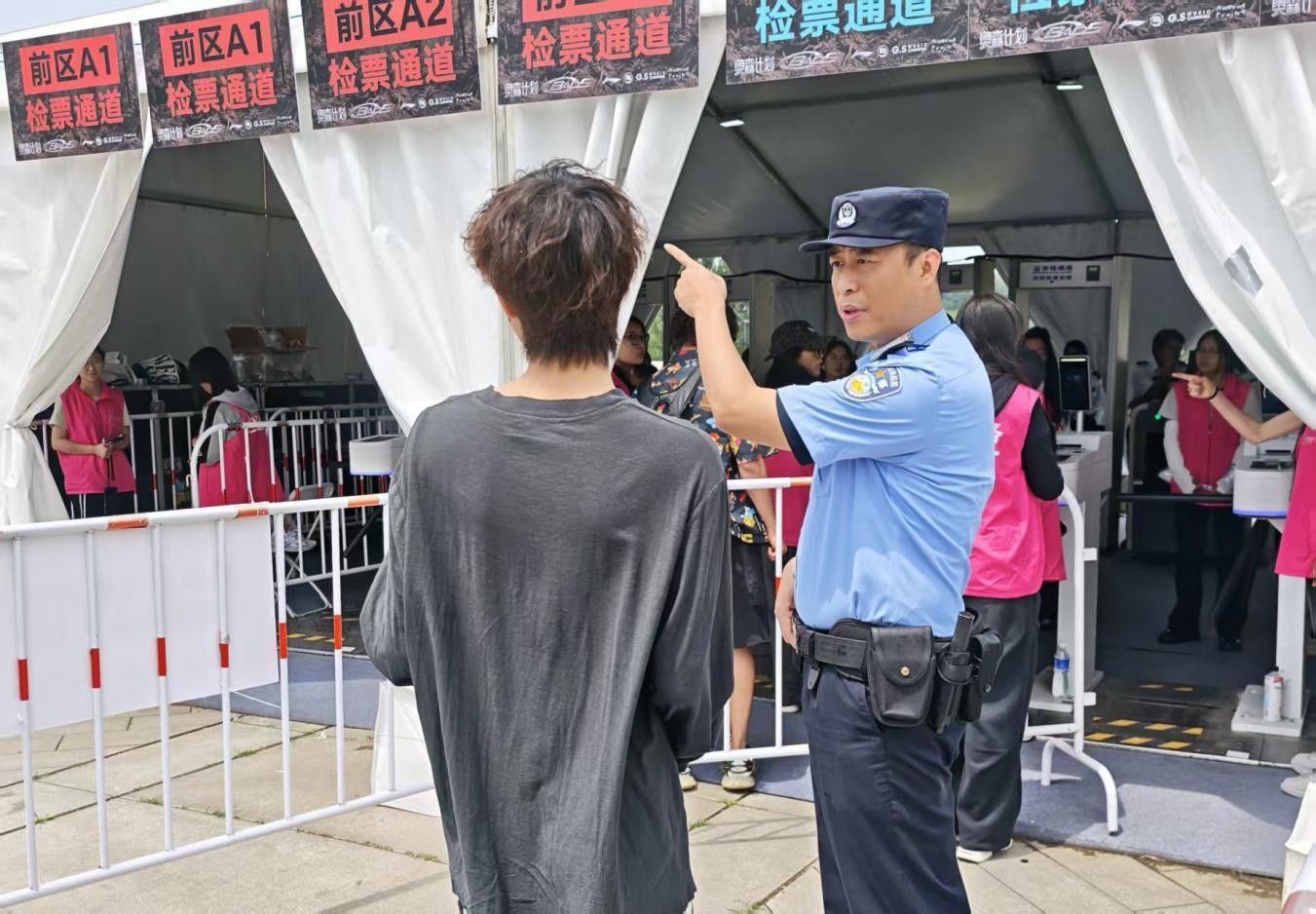 警园联动筑牢安全防线</p>北京朝阳警方全力守护音乐节有序开展