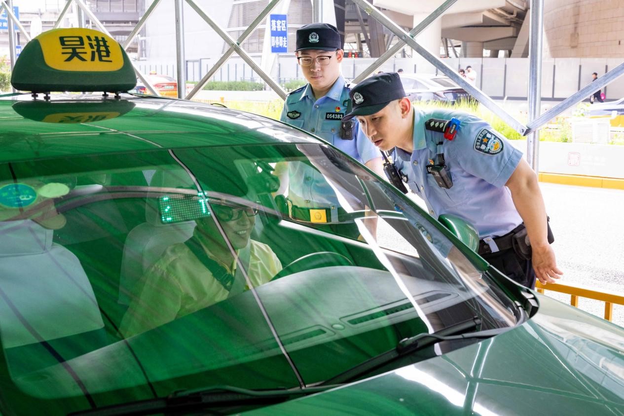 让群众“看得见警力感受到安全”</p>北京警方全力护航端午假期返程客流