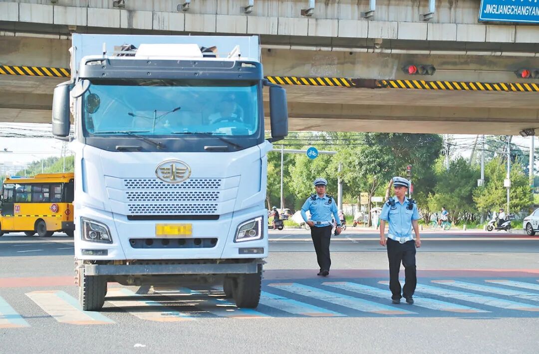 北京日报 | 北京集中整治大货车涉牌违法 </p>十多分钟3辆大货车被“叫停”