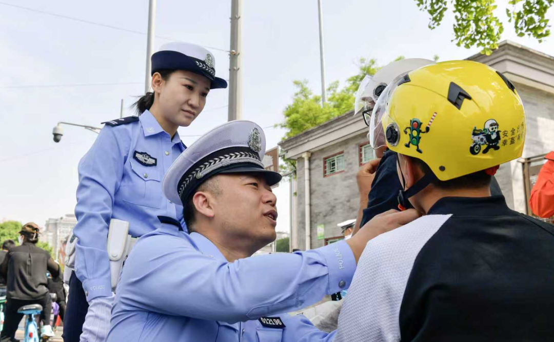 北京日报 | 新修订条例施行两个多月 路口违法率同比明显下降 驾驶人头盔佩戴率提升至90%