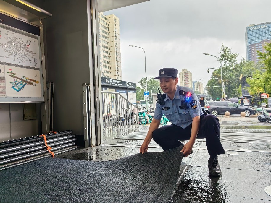 降雨天气 北京警方多措并举全力守护群众平安