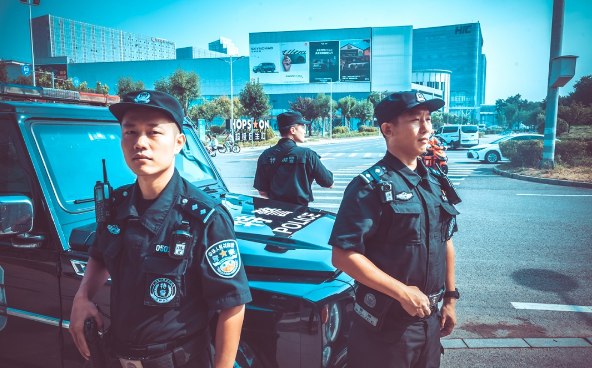 北京超极合生汇商圈人流如织，昌平警方守护市民购物安全