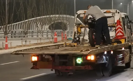 北京交警夜查“炸街” 多名驾驶人被依法查处!