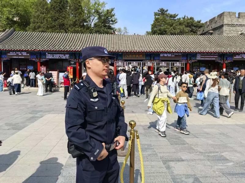 严打各类突出涉旅违法行为！</p>北京警方护航五一假期旅游秩序安全