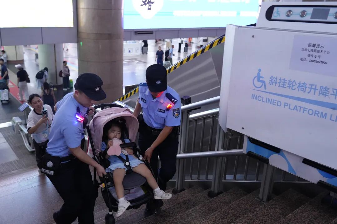 北京日报 | 精准研判客流高峰时段 动态调整勤务部署 </p>警方全力护航端午假期返程高峰