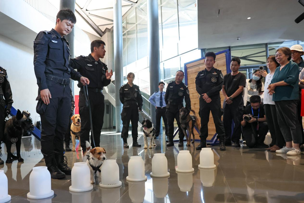 北京警方进社区 开展禁毒防汛主题宣讲活动